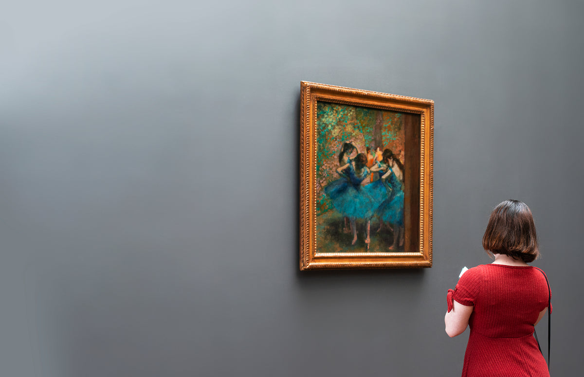 Feutres acryliques - a-woman-in-an-art-gallery-ponders-a-degas-painting - Lovely Colors