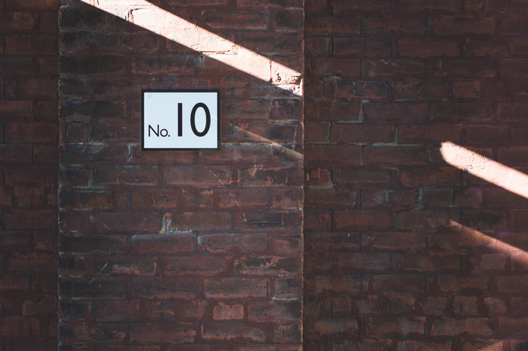 Feutres acryliques - platform-10-sign-on-brick-wall-at-station - Lovely Colors